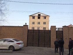 Конок үйү жер менен