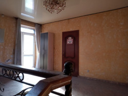 Конок үйү жер менен