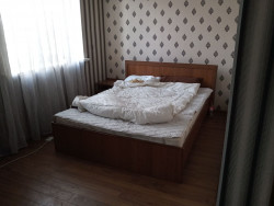 Конок үйү жер менен