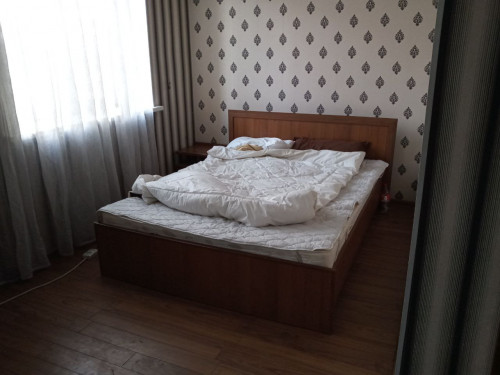 Конок үйү жер менен